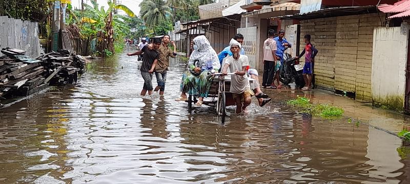 বন্যা কবলিত নোয়াখালী সরকারি কলেজ সড়ক। আজ সকালে তোলা